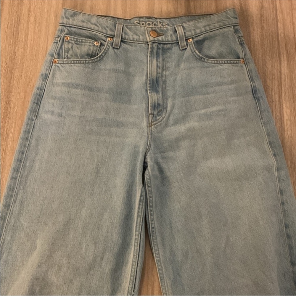 SNACKS from Mother The Fun Dip Puddle Sliced Size 25 Mid Rise Loose Light Wash - Picture 9 of 13
